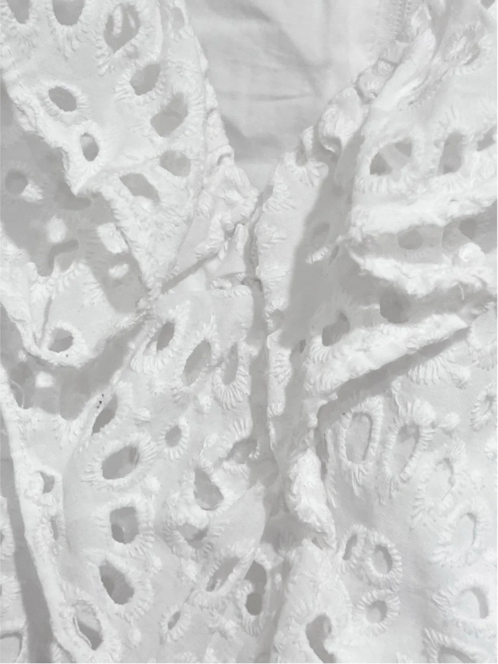 EUC Lilly Pulitzer Roca Resort White Eyelet Ruffle V-Neck Cropped Blouse